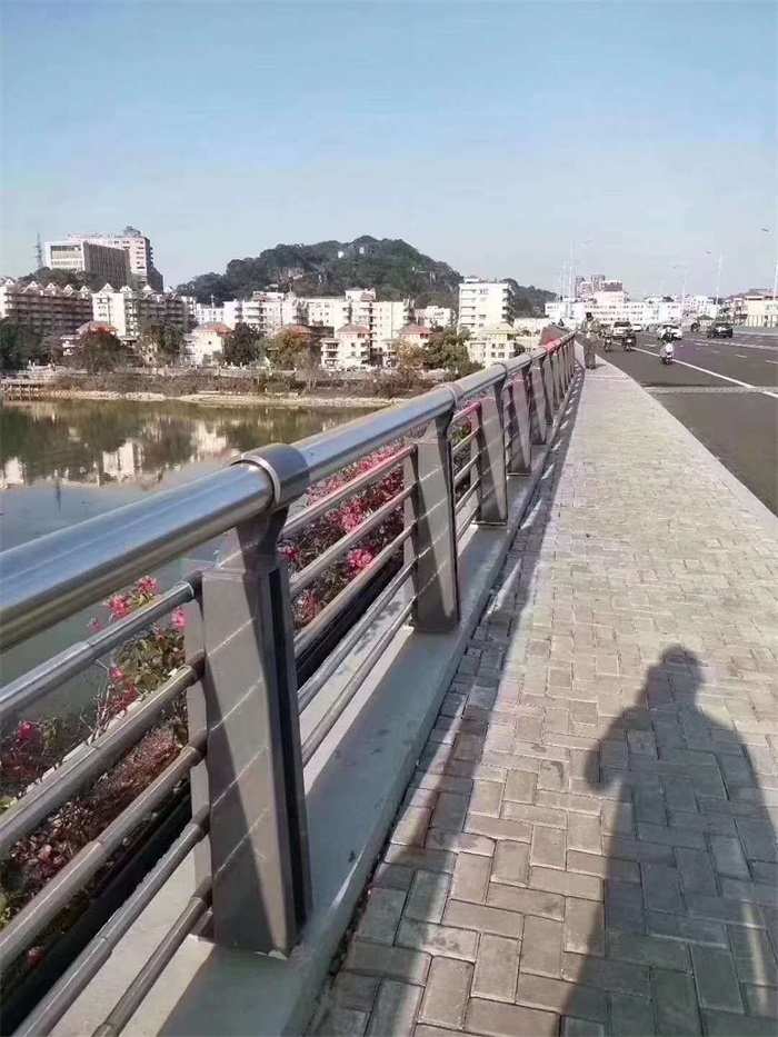 不（bú）鏽鋼橋梁護欄